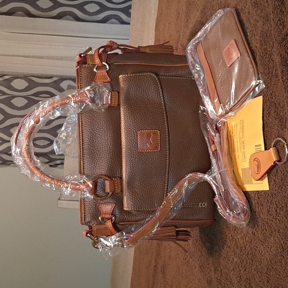 Dooney & Bourke Handbags - Dooney & Bourke pocket Satchel